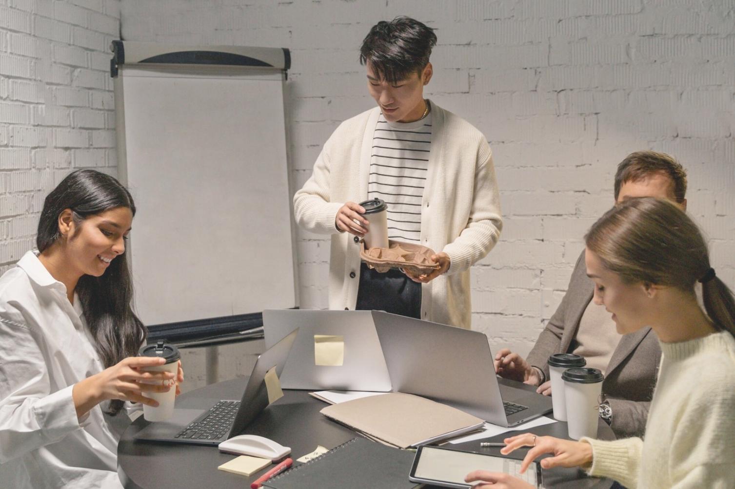 Sesión de formación en análisis financiero con instructor experto